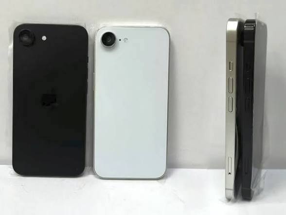 iPhone 16e, Black and White